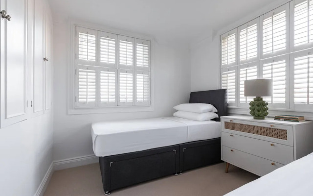 St Stephen's Gardens VII by Onefinestay