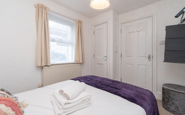 Spacious 2 Bed Southville Flat Near Harbourside