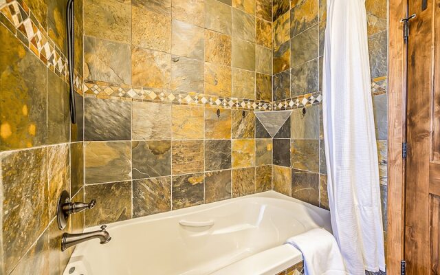 Inuksuk Lodge 4800 sq ft of Excellence
