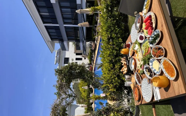 No 48 Alacatihotel