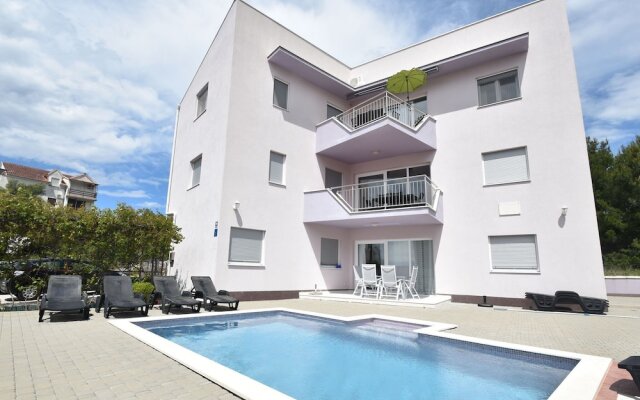 Nice Apartment With Shared Swimming Pool Only 500M From The Beach And 4Km From Trogir