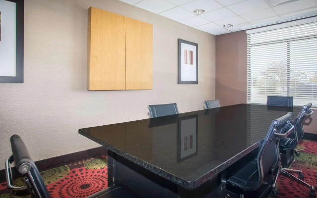 La Quinta Inn & Suites St. Louis Airport - Riverport