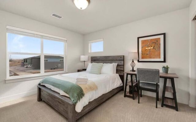 Modern Townhome Steps from the Brewery District!