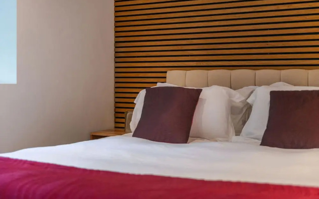 The Red Room Apartment - Fitzrovia - by Frankie Says