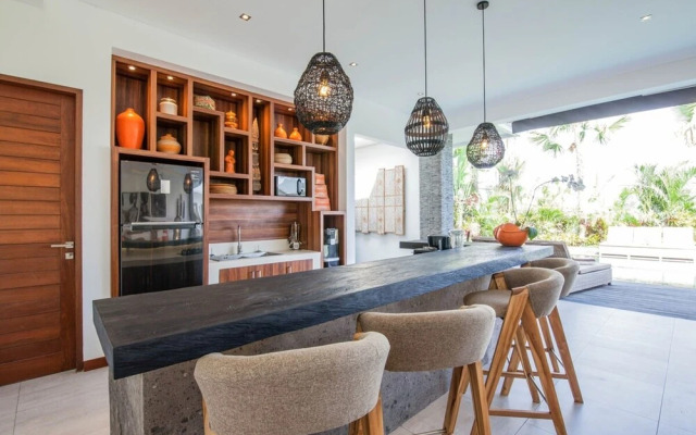 Villa 15 Stunning 6 BR Villa 400m to Beach