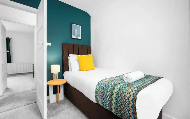 Stylish Three Bedroom Retreat With Garden