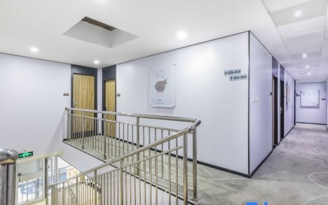 aimoHotel (Beijing Public Welfare Xiqiao Subway Station)