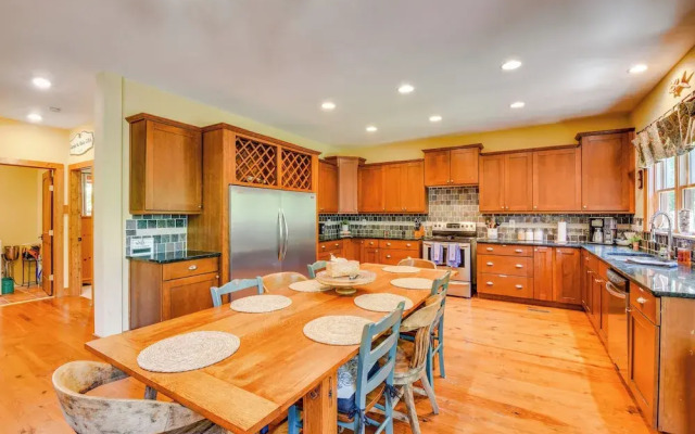 Dog-friendly Lavonia Home w/ Dock & Lake Access