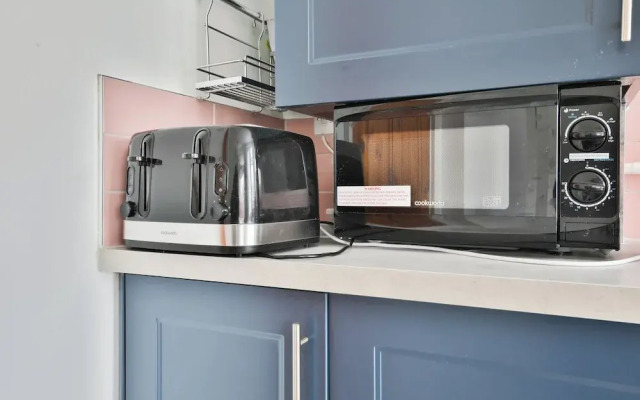 3 Bed House with Private Parking