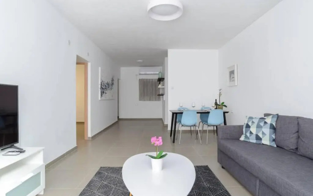 Botiuqe apartment . 100 meters from the beach