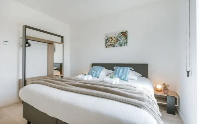 Modern Apartment With Sunny and Large Terrace