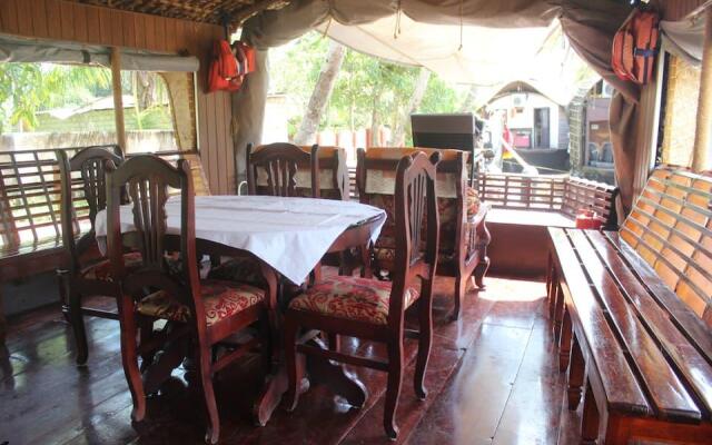Backwater Retreat Houseboat