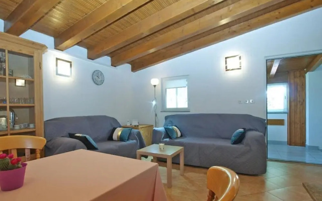 Cozy Apartment With Spacious Garden