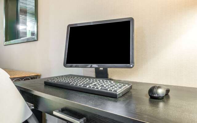 Super 8 by Wyndham Salina I-70