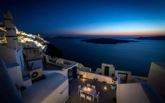 Fira White Residence