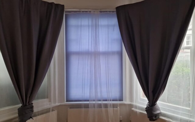 Peaceful Well Equipped Flat Near Central London