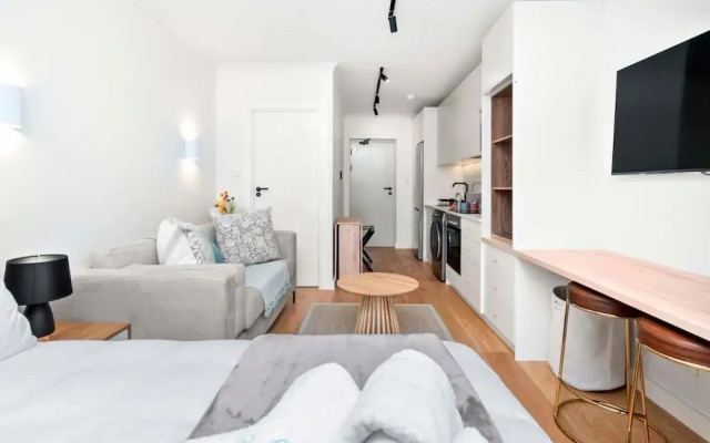 Luxurious Sea Point Apartment With Private Entrance