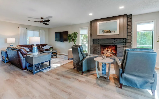 Lakefront Orion Twp. Home w/ Fire Pit & Kayak!