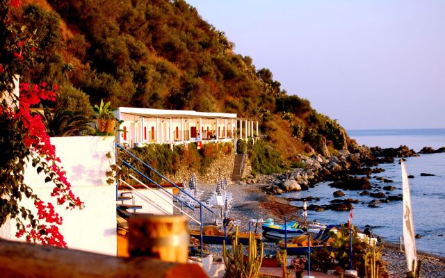 Cirucco Bay Hotel & Camping