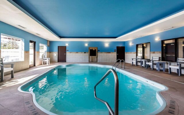 Comfort Inn & Suites near Bethel College