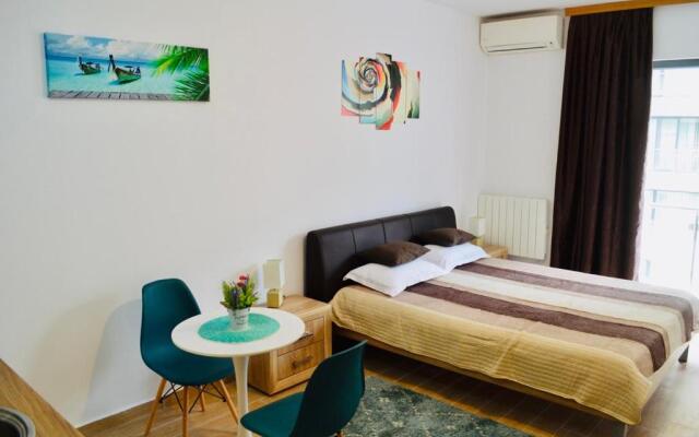 Studio Escape Mamaia next by LOFT