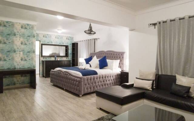 8-bdr Penthouse With A Private Rooftop & Jacuzzi
