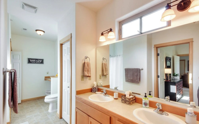 Cozy Livingston Condo w/ Balcony & Mtn View!