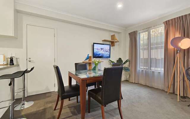 Spacious Retreat On Queen Street With Gym And Pool