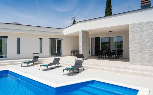 Villa Aura