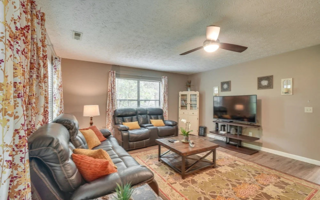 Family-friendly Gatlinburg Home w/ Hot Tub!