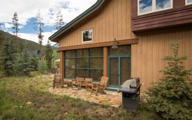Family Friendly 3 Bedroom Mountain Vacation Rental in Keystone With Complimentary Shuttle Service and Hot Tub Access