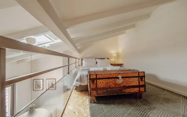 Mezzanine Stylish Apartment T