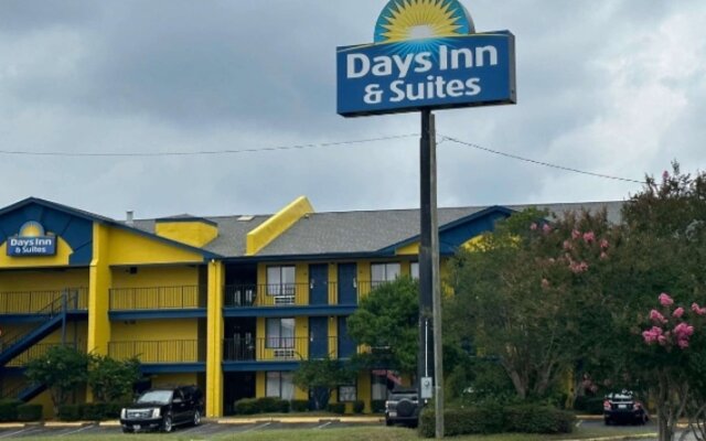 Days Inn & Suites by Wyndham Mobile
