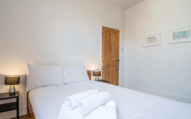 Homely and Spacious 4 Bed, up to 7 Guests, Dalston