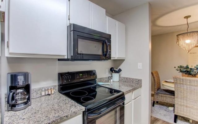 Full Condo w/ Pool & Gym, Sleeps 4