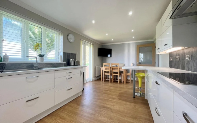 Gorgeous Spacious Bungalow Serene Garden Parking