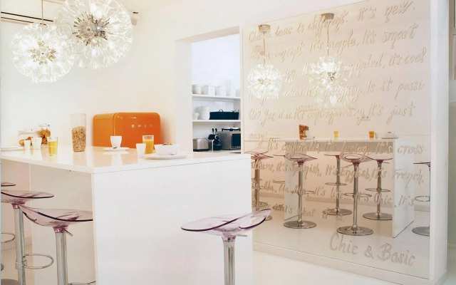 Chic & Basic Tallers Hostal