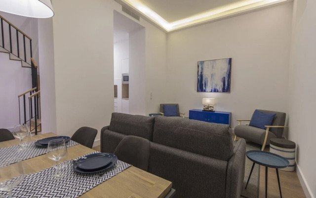 High Ceiling Duplex Apt Cais do Sodre