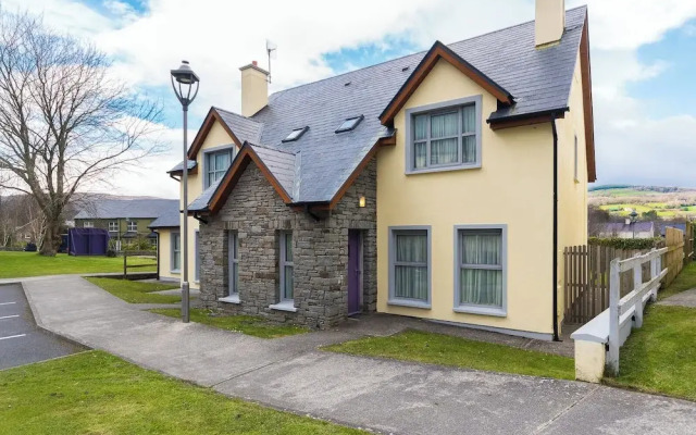 3 Bedroom pet Friendly Home With Access to Pool