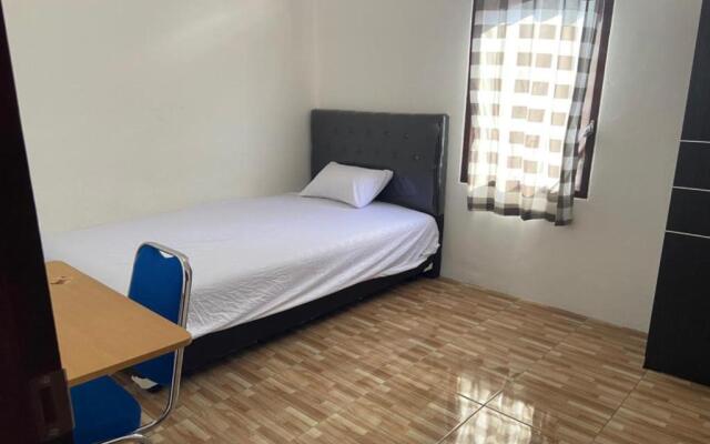 SPOT ON 91616 Kharisma Guest House