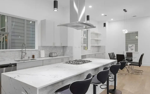 Luxurious 3 Bed3 Bath Near Downtown Houston