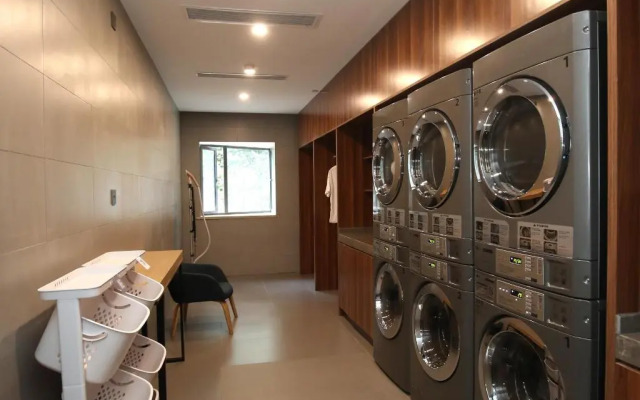 Ease Hotel (Shanghai Stadium Wanping South Road)