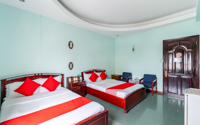 Super OYO 266 Golden Gate