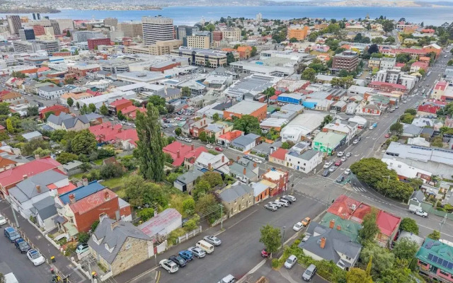 Stylish 3 Bedroom Townhouse - Hobart CBD