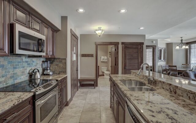 Luxury & Modern 2 Bdrm/2 Bath On Peak 7 2 Bedroom Condo by RedAwning