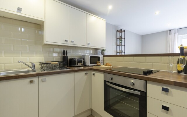 Elliot Oliver - 2 Bedroom Garden Apartment With Parking
