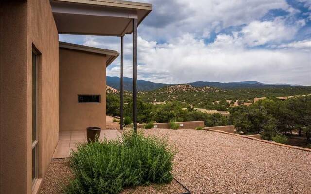 Butterfly House - Spectacular Modern Design and Mountain Views