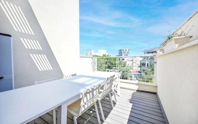 Sunny 3BR Penthouse near the Beach by HolyGuest