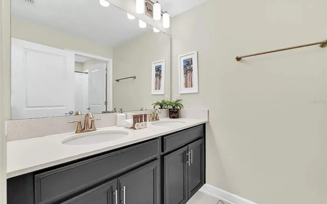 1569 SD - Modern Champions Gate Escape