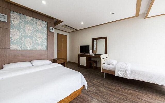 Four Season Beach Tourist Hotel